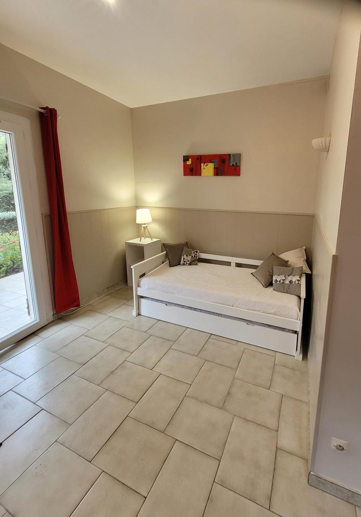 Appartements Dans Villa En Rez De Jardin Йер Экстерьер фото